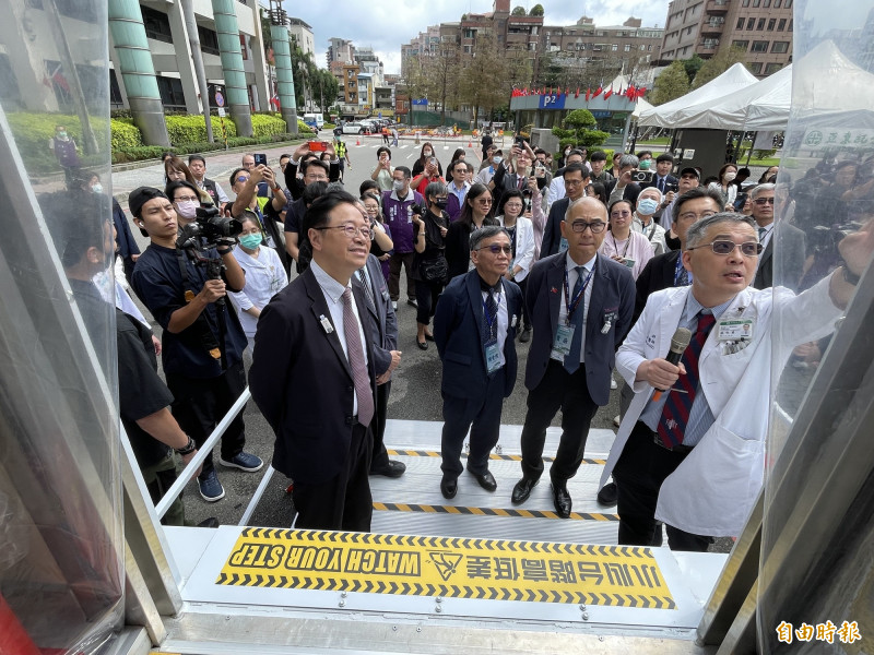亞東醫院醫師林恆甫,向市長張善政等來賓說明行動CT醫療車功能。(記者謝武雄攝) 亞東醫院醫師林恆甫,向市長張善政等來賓說明行動CT醫療車功能。(記者謝武雄攝)