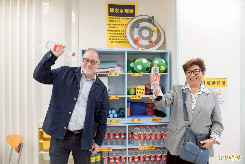 美國俄勒岡州立大學健康學院代理院長Richard A. Settersten, Jr.博士(左),及該校榮譽院長譚孟春造訪新北市「銀色知悠生-蒙特梭利中心」。(記者翁聿煌攝) 美國俄勒岡州立大學健康學院代理院長Richard A. Settersten, Jr.博士(左),及該校榮譽院長譚孟春造訪新北市「銀色知悠生-蒙特梭利中心」。(記者翁聿煌攝)