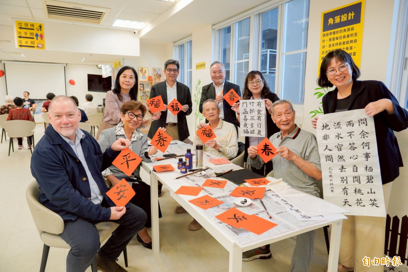 美國學者Richard A. Settersten, Jr.博士,及譚孟春造訪新北市「銀色知悠生-蒙特梭利中心」。(記者翁聿煌攝) 美國學者Richard A. Settersten, Jr.博士,及譚孟春造訪新北市「銀色知悠生-蒙特梭利中心」。(記者翁聿煌攝)