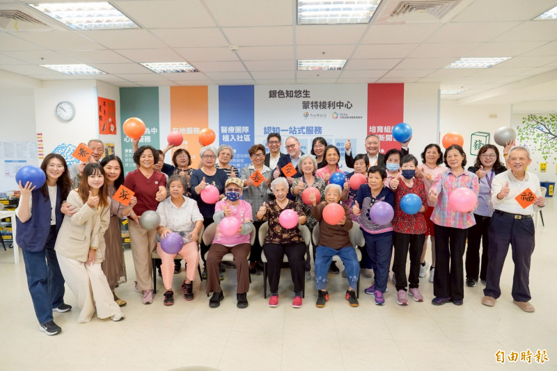 美國學者Richard A. Settersten, Jr.博士,及譚孟春造訪新北市「銀色知悠生-蒙特梭利中心」。(記者翁聿煌攝) 美國學者Richard A. Settersten, Jr.博士,及譚孟春造訪新北市「銀色知悠生-蒙特梭利中心」。(記者翁聿煌攝)