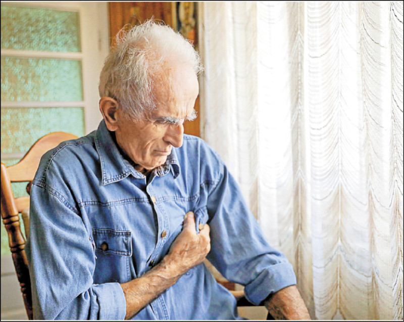 ▲感染性主動脈瘤患者多為高齡男性,其中超過一半患有慢性腎病;圖為情境照,圖中人物與本文無關。(照片來源:shutterstock) ▲感染性主動脈瘤患者多為高齡男性,其中超過一半患有慢性腎病;圖為情境照,圖中人物與本文無關。(照片來源:shutterstock)