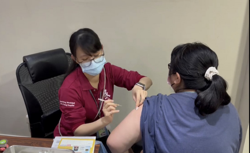 公費雙疫苗第二階段開放50至64歲接種,高市設74場社區接種站。(資料照) 公費雙疫苗第二階段開放50至64歲接種,高市設74場社區接種站。(資料照)