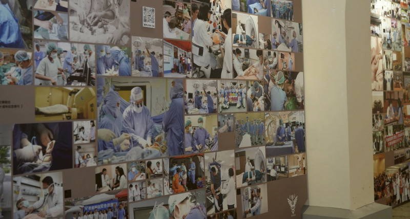 「奇美月」醫學人文特展,真實醫護互動照片,形成另一種人文藝術畫面。(記者洪瑞琴攝) 「奇美月」醫學人文特展,真實醫護互動照片,形成另一種人文藝術畫面。(記者洪瑞琴攝)