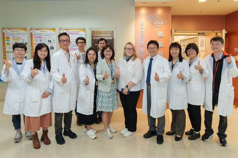 國際生物醫學實驗科學聯盟(IFBLS)主席Gabriella Lillsunde Larsson(右五)參訪林口長庚醫院與醫學教育體系。(林口長庚醫院提供) 國際生物醫學實驗科學聯盟(IFBLS)主席Gabriella Lillsunde Larsson(右五)參訪林口長庚醫院與醫學教育體系。(林口長庚醫院提供)