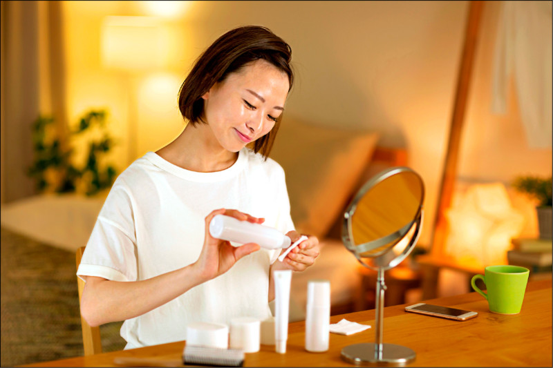 ▲林靜芸醫師建議,愛護地球,可從減少清潔、保養品的瓶瓶罐罐做起;圖為情境照,圖中人物與本文無關。(照片來源:shutterstock) ▲林靜芸醫師建議,愛護地球,可從減少清潔、保養品的瓶瓶罐罐做起;圖為情境照,圖中人物與本文無關。(照片來源:shutterstock)