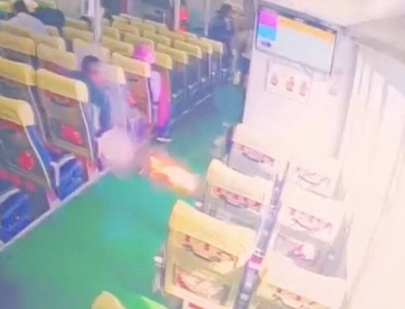 南海之星交通船日前傳出行動電源爆炸,乘客立刻拋棄電源,消防局還是提醒,小心不要吸入過多氣體,以免有中毒之虞。(澎湖車管處提供) 南海之星交通船日前傳出行動電源爆炸,乘客立刻拋棄電源,消防局還是提醒,小心不要吸入過多氣體,以免有中毒之虞。(澎湖車管處提供)