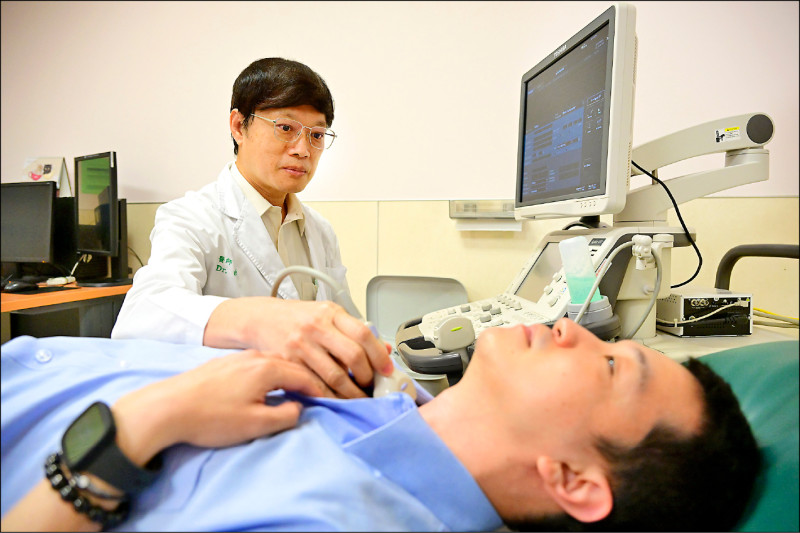 ▲民眾可透過健檢安排甲狀腺超音波檢查,早期發現病灶可盡早治療;圖為情境照,圖中患者與本文無關。(照片提供/新陳代謝科主治醫師王子源) ▲民眾可透過健檢安排甲狀腺超音波檢查,早期發現病灶可盡早治療;圖為情境照,圖中患者與本文無關。(照片提供/新陳代謝科主治醫師王子源)
