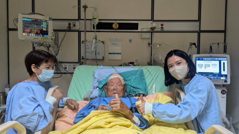 百歲翁急性腦出血,幸豐原醫院緊急開顱獲救。(豐原醫院提供) 百歲翁急性腦出血,幸豐原醫院緊急開顱獲救。(豐原醫院提供)