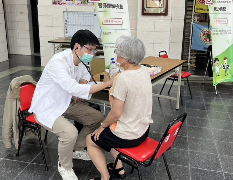 胸腔病院深入社區辦理健康篩檢活動,醫師為民眾進行問診評估。(胸腔病院提供) 胸腔病院深入社區辦理健康篩檢活動,醫師為民眾進行問診評估。(胸腔病院提供)