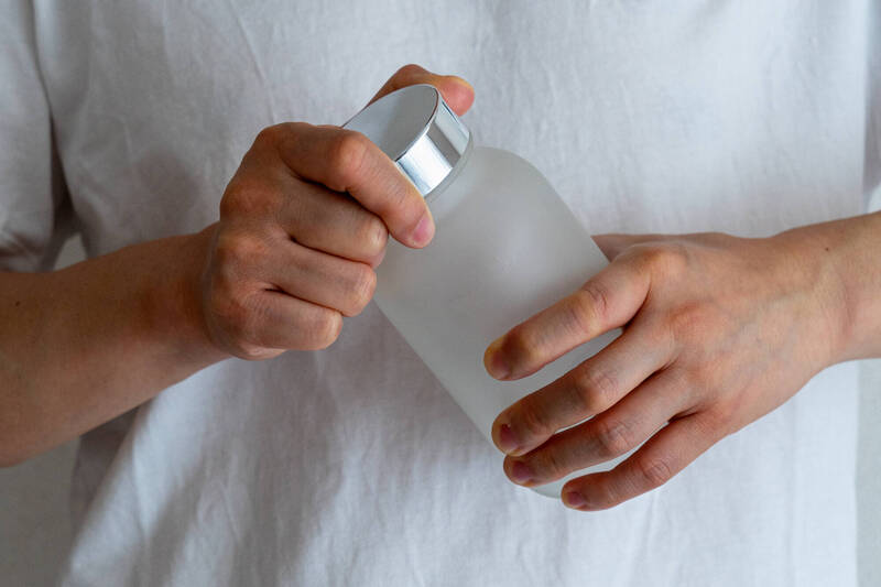 打不開瓶蓋,恐是握力出問題,握力減弱不只是手沒力,還可能有早衰、腎臟問題與憂鬱症等問題,要小心;示意圖。(圖擷取自photoAC) 打不開瓶蓋,恐是握力出問題,握力減弱不只是手沒力,還可能有早衰、腎臟問題與憂鬱症等問題,要小心;示意圖。(圖擷取自photoAC)