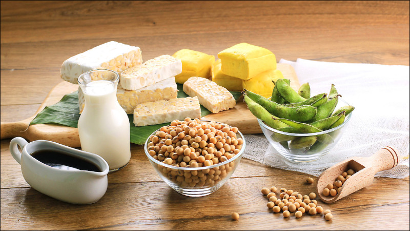 ▲依據國健署建議,蛋白質來源優先選擇順序為豆製品,像是黃豆、毛豆、黑豆、豆漿、豆腐、豆干等。(照片來源:shutterstock) ▲依據國健署建議,蛋白質來源優先選擇順序為豆製品,像是黃豆、毛豆、黑豆、豆漿、豆腐、豆干等。(照片來源:shutterstock)