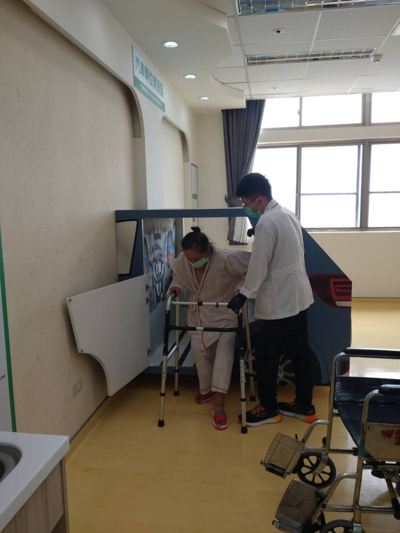 高榮台南分院急性後期照護透過「仿家屋」環境,幫助病患在出院前即能提前熟悉家庭情境。(高榮台南分院提供) 高榮台南分院急性後期照護透過「仿家屋」環境,幫助病患在出院前即能提前熟悉家庭情境。(高榮台南分院提供)