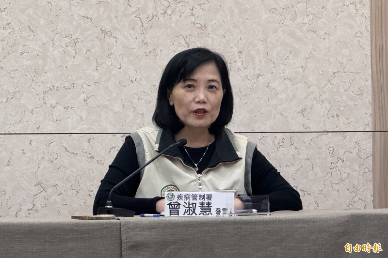 疾管署發言人曾淑慧今(4日)提醒,疫苗仍是關鍵防線,公費流感疫苗剩不到200萬劑,提醒符合公費接種資格的民眾應儘速接種。(記者邱芷柔攝) 疾管署發言人曾淑慧今(4日)提醒,疫苗仍是關鍵防線,公費流感疫苗剩不到200萬劑,提醒符合公費接種資格的民眾應儘速接種。(記者邱芷柔攝)