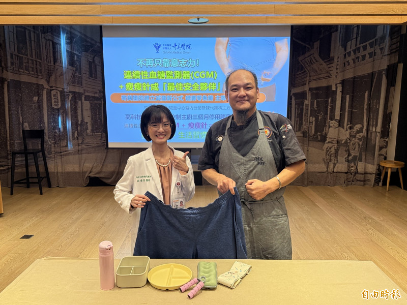 原有一二五公斤重、罹患糖尿病的王姓男主廚在奇美醫院內分泌新陳代謝科女醫師彭瓊慧協助治療下,甩掉三十二公斤贅肉,變身成型男主廚。(記者王俊忠攝) 原有一二五公斤重、罹患糖尿病的王姓男主廚在奇美醫院內分泌新陳代謝科女醫師彭瓊慧協助治療下,甩掉三十二公斤贅肉,變身成型男主廚。(記者王俊忠攝)