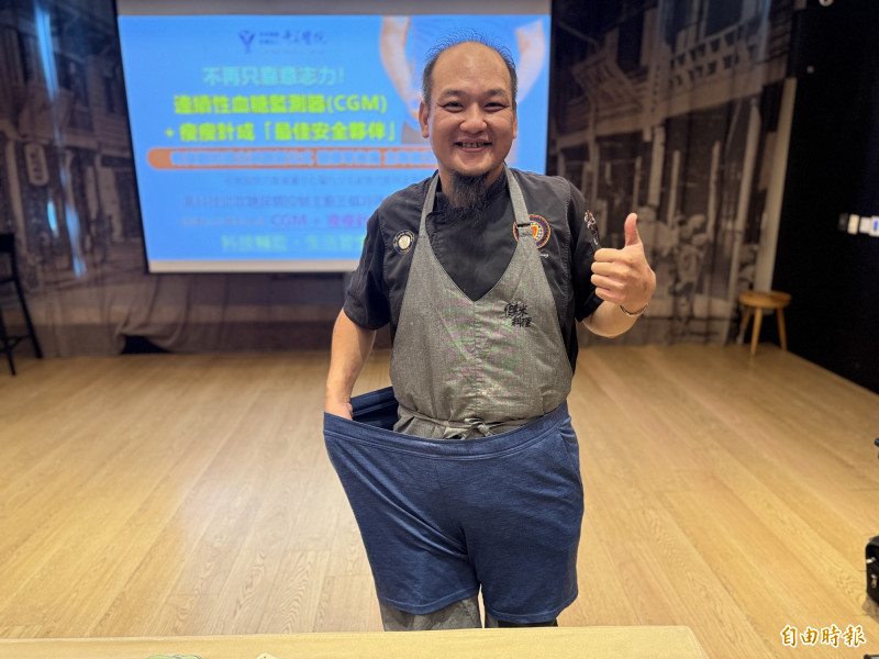 原有一二五公斤重、罹患糖尿病的王姓男主廚在奇美醫院內分泌新陳代謝科醫師彭瓊慧協助治療下,甩掉三十二公斤贅肉,變身成型男主廚。(記者王俊忠攝) 原有一二五公斤重、罹患糖尿病的王姓男主廚在奇美醫院內分泌新陳代謝科醫師彭瓊慧協助治療下,甩掉三十二公斤贅肉,變身成型男主廚。(記者王俊忠攝)