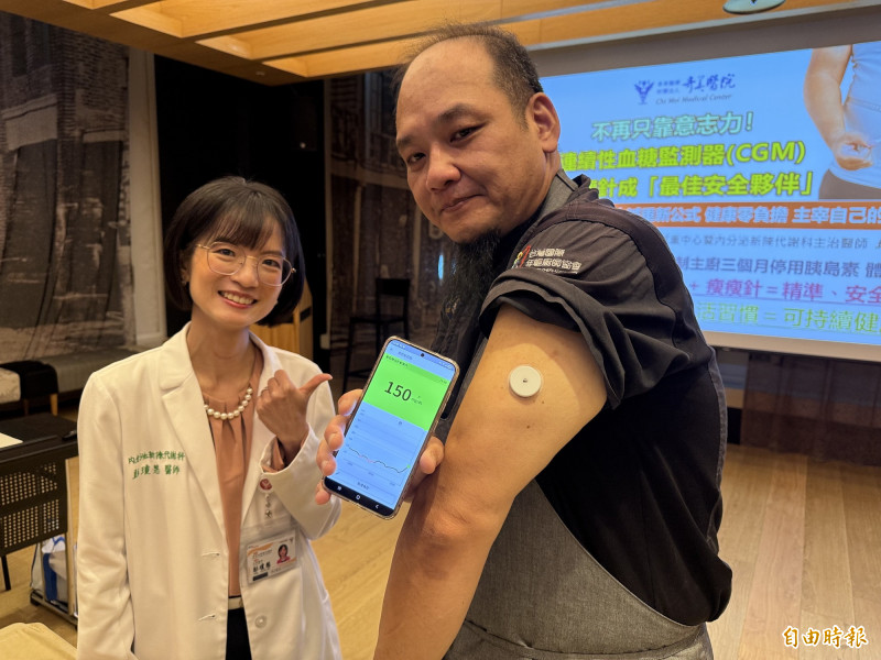 罹患糖尿病的王姓男主廚於治療出院後配戴連續性血糖監測器(CGM,手臂上圓形物),每天可即時監控體內血糖變化。(記者王俊忠攝) 罹患糖尿病的王姓男主廚於治療出院後配戴連續性血糖監測器(CGM,手臂上圓形物),每天可即時監控體內血糖變化。(記者王俊忠攝)