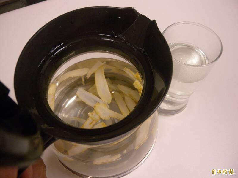 中醫師羅珮琳說,民眾會把很多中藥材像是西洋蔘當健康茶飲,但是對某些特殊狀況,仍可能有不良影響。(資料照,記者吳亮儀攝) 中醫師羅珮琳說,民眾會把很多中藥材像是西洋蔘當健康茶飲,但是對某些特殊狀況,仍可能有不良影響。(資料照,記者吳亮儀攝)