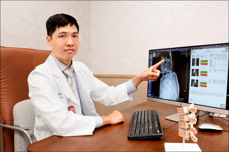 ▲黃淳邦醫師提醒骨質疏鬆症是可逆轉的疾病,提早檢查守護行動力。(聯新國際醫院提供) ▲黃淳邦醫師提醒骨質疏鬆症是可逆轉的疾病,提早檢查守護行動力。(聯新國際醫院提供)