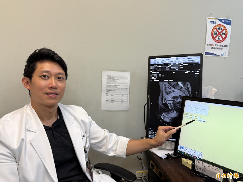 周聖峰醫師提醒,男性應從50歲起每年進行PSA檢測,若有家族病史,更要提前至45歲開始篩檢。(記者陳建志攝) 周聖峰醫師提醒,男性應從50歲起每年進行PSA檢測,若有家族病史,更要提前至45歲開始篩檢。(記者陳建志攝)