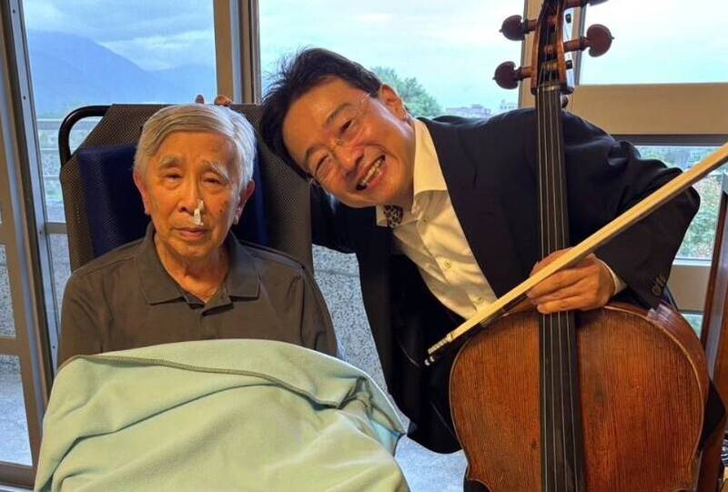張正傑怕年近90歲李明亮到音樂會太辛苦,親自到府為好友拉一曲。(取自張正傑臉書) 張正傑怕年近90歲李明亮到音樂會太辛苦,親自到府為好友拉一曲。(取自張正傑臉書)