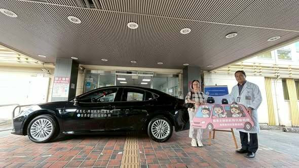 「苗栗女兒」蕭惠文(左)捐百萬醫療專車給苗栗醫院,由院長徐國芳代表接受。 (苗栗醫院提供) 「苗栗女兒」蕭惠文(左)捐百萬醫療專車給苗栗醫院,由院長徐國芳代表接受。 (苗栗醫院提供)