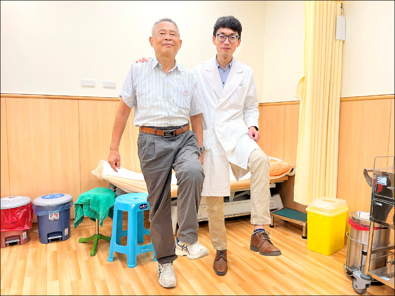 ▲林姓老翁(左)對人工膝關節翻修再置換感到滿意。(慈濟提供) ▲林姓老翁(左)對人工膝關節翻修再置換感到滿意。(慈濟提供)