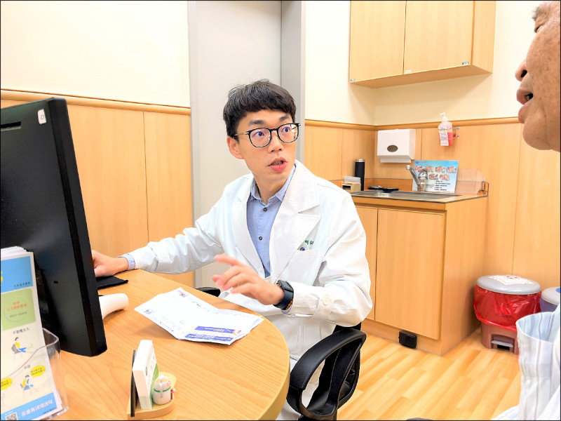 ▲台中慈濟醫院關節中心醫師趙子鎔提醒大眾,人工膝關節置換手術術前評估與精準手術規劃才是成功關鍵。(慈濟提供) ▲台中慈濟醫院關節中心醫師趙子鎔提醒大眾,人工膝關節置換手術術前評估與精準手術規劃才是成功關鍵。(慈濟提供)