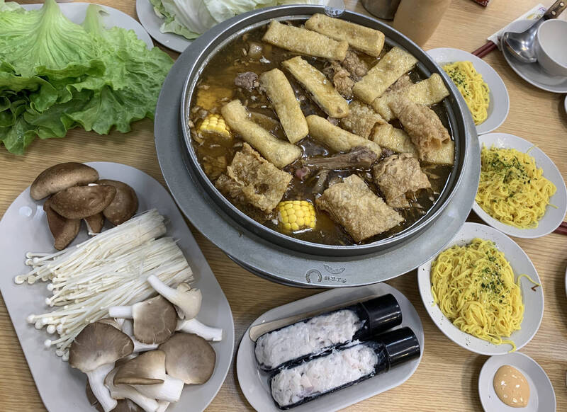 好食課營養師李宜樺指出,薑母鴨湯、麵、醬都藏有小陷阱。(資料照) 好食課營養師李宜樺指出,薑母鴨湯、麵、醬都藏有小陷阱。(資料照)