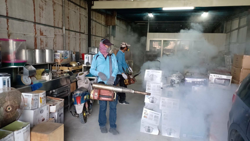 縣府針對防治範圍內住戶進行戶內消毒工作。(屏東縣政府提供) 縣府針對防治範圍內住戶進行戶內消毒工作。(屏東縣政府提供)