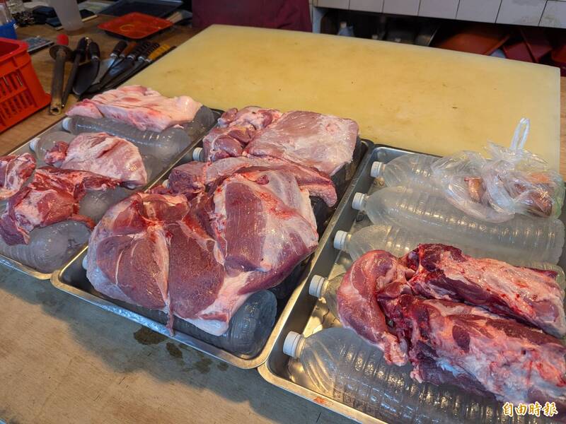 豬肉攤可以賣豬肉了,但要烹調豬肉 得看清楚部位,內分泌新陳代謝專科醫師蔡明劼叮嚀要增肌減脂族,別挑選油脂過多的部位。(資料照) 豬肉攤可以賣豬肉了,但要烹調豬肉 得看清楚部位,內分泌新陳代謝專科醫師蔡明劼叮嚀要增肌減脂族,別挑選油脂過多的部位。(資料照)