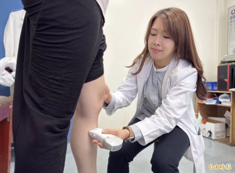 林宜右醫師建議,民眾出現靜脈曲張,需由專業醫師透過超音波等檢查,判斷病情輕重,再決定合適的治療方式。(記者陳建志攝) 林宜右醫師建議,民眾出現靜脈曲張,需由專業醫師透過超音波等檢查,判斷病情輕重,再決定合適的治療方式。(記者陳建志攝)
