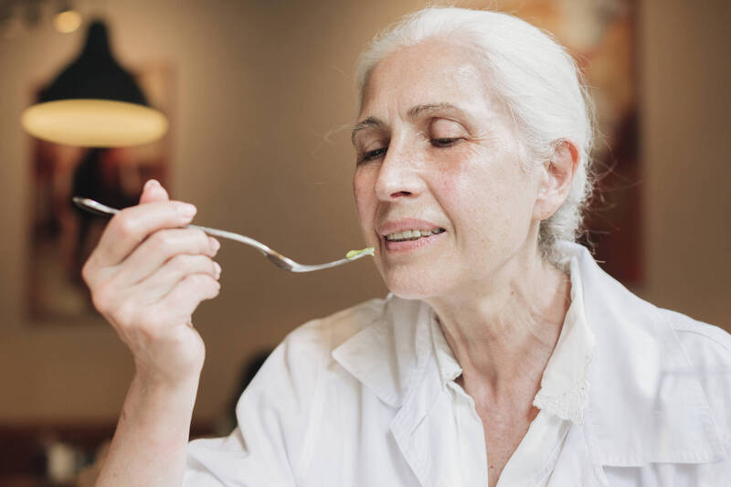 長輩缺牙問題嚴重，恩主公醫院牙科部主任范綱信表示，連臥床的長者也建議要配戴活動假牙；圖為情境照。（圖取自freepik）