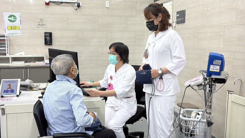 為緩解大醫院急診壅塞問題,衛福部11月起推動「週日及國定假日輕急症中心(UCC)」,目前6都設有13處試辦地點。(資料照,記者林志怡攝) 為緩解大醫院急診壅塞問題,衛福部11月起推動「週日及國定假日輕急症中心(UCC)」,目前6都設有13處試辦地點。(資料照,記者林志怡攝)