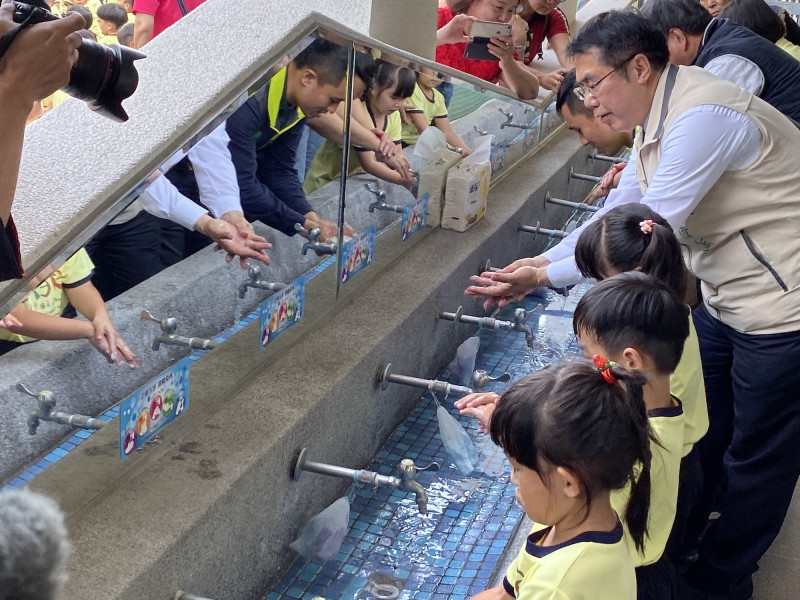 南市腸病毒升溫,衛生局提醒做好正確勤洗手等防疫措施,以降低病毒在校園與社區中的傳播風險。(南市府提供) 南市腸病毒升溫,衛生局提醒做好正確勤洗手等防疫措施,以降低病毒在校園與社區中的傳播風險。(南市府提供)