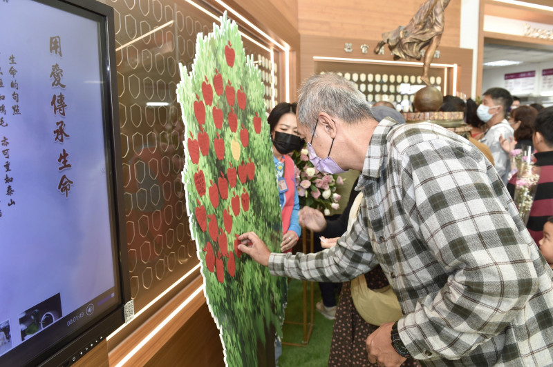 奇美醫學中心舉辦「愛、傳承、生命」器官捐贈感恩追思會,場面溫馨。(奇美醫學中心提供) 奇美醫學中心舉辦「愛、傳承、生命」器官捐贈感恩追思會,場面溫馨。(奇美醫學中心提供)