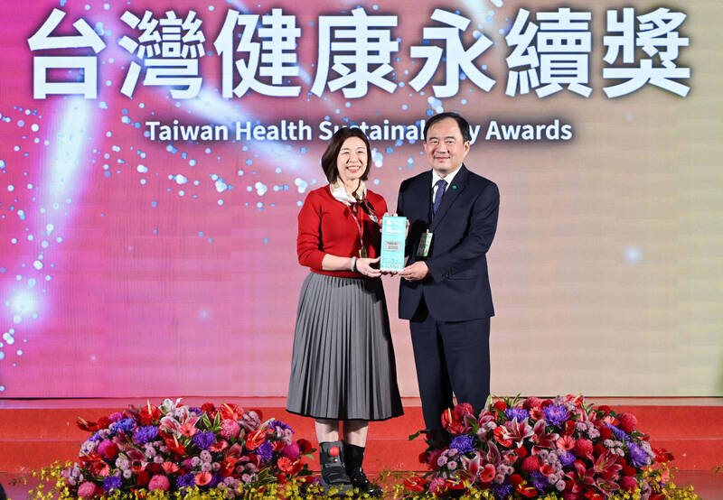 國泰醫院榮獲「2025台灣健康永續獎」3大獎項肯定,由院長簡志誠(右)代表受獎,左為衛福部政務次長林靜儀。(國泰醫院提供) 國泰醫院榮獲「2025台灣健康永續獎」3大獎項肯定,由院長簡志誠(右)代表受獎,左為衛福部政務次長林靜儀。(國泰醫院提供)