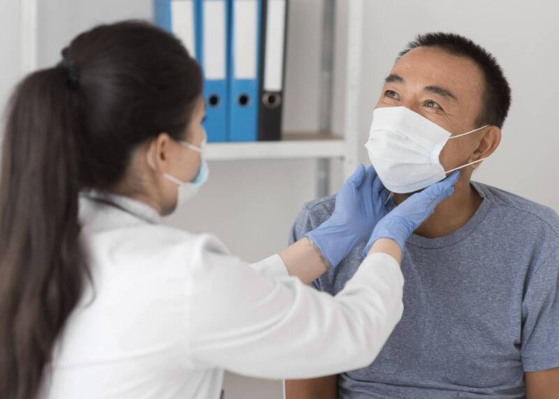 食道癌的治療在多科團隊合作下,即使是晚期的病友,存活情形也比早年更好;圖為情境照。(圖取自freepik) 食道癌的治療在多科團隊合作下,即使是晚期的病友,存活情形也比早年更好;圖為情境照。(圖取自freepik)