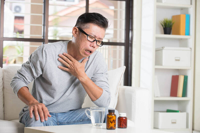 日攝取20顆保健食品胸痛就醫竟是食道潰瘍