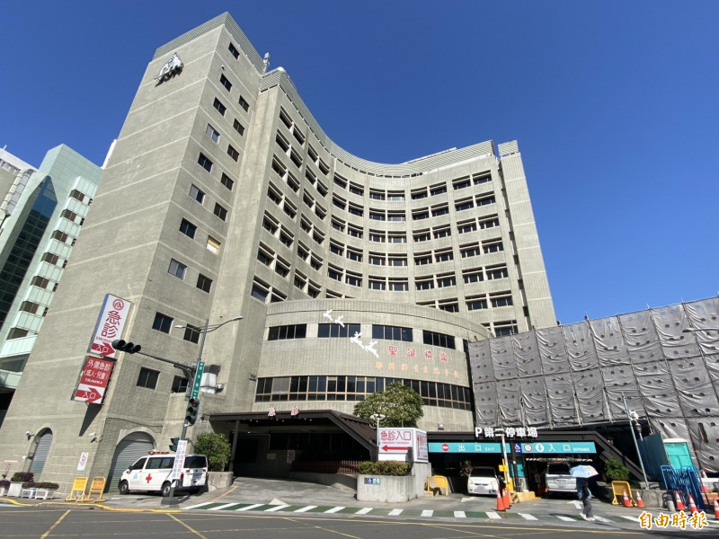 正在蓋天橋的彰基,今年邁入129週年了,歲末年終,院方下個月將首度舉辦Healing Harmony 彰基醫護音樂節,犒賞員工。(記者張聰秋攝) 正在蓋天橋的彰基,今年邁入129週年了,歲末年終,院方下個月將首度舉辦Healing Harmony 彰基醫護音樂節,犒賞員工。(記者張聰秋攝)