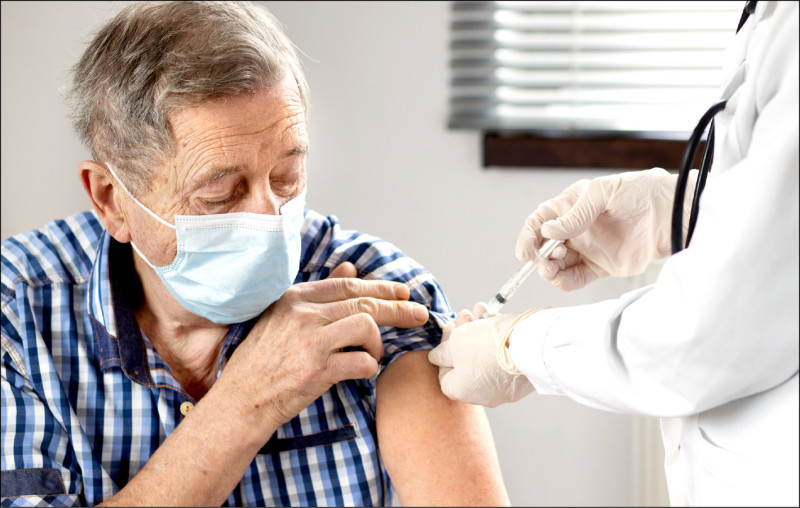 ▲流感A型H3N2病毒的「K分支」恐造成突破性感染,台灣疾管署呼籲民眾接種流感疫苗降低染病風險;圖為情境照,圖中人物與本文無關。(照片來源:shutterstock) ▲流感A型H3N2病毒的「K分支」恐造成突破性感染,台灣疾管署呼籲民眾接種流感疫苗降低染病風險;圖為情境照,圖中人物與本文無關。(照片來源:shutterstock)