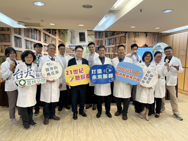 台大醫院雲林分院提供每位不分科住院醫師(PGY)人手一台手持式超音波,進行即時演練與應用,快速累積臨床實戰能力。(記者黃淑莉攝) 台大醫院雲林分院提供每位不分科住院醫師(PGY)人手一台手持式超音波,進行即時演練與應用,快速累積臨床實戰能力。(記者黃淑莉攝)