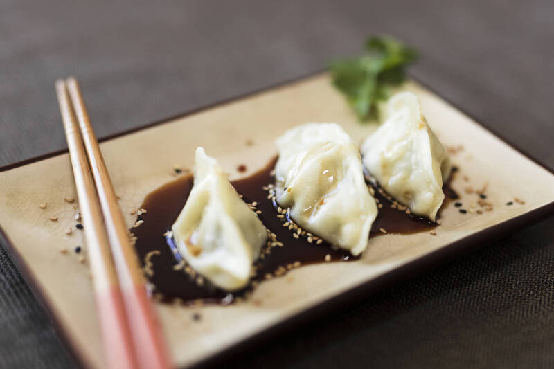 誤把「生烏粉」當成黑胡椒包進餃子,林口長庚醫院指出,0.2克就足以中毒了;示意圖。(圖取自freepik)
健康網》新疆人曾誤把「生烏粉」當成黑胡椒包進餃子 醫:0.2克就可中毒了