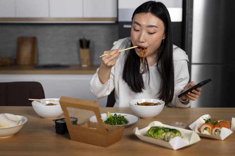 專家建議,最好在睡前至少3小時吃完最後一餐。這樣能讓身體有足夠時間初步消化,別讓身體的消化與代謝系統強迫加班;圖為情境照。(圖取自freepik) 專家建議,最好在睡前至少3小時吃完最後一餐。這樣能讓身體有足夠時間初步消化,別讓身體的消化與代謝系統強迫加班;圖為情境照。(圖取自freepik)