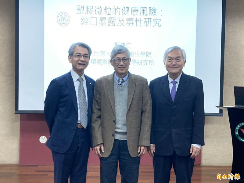 台大公衛學院教授鄭尊仁(中)率團隊研究發現,市面塑膠容器或包裝加熱後可釋出百億顆微粒,而透過動物實驗,塑膠微粒會被吸收且分布各器官,進而可能形成肝病。(記者楊綿傑攝) 台大公衛學院教授鄭尊仁(中)率團隊研究發現,市面塑膠容器或包裝加熱後可釋出百億顆微粒,而透過動物實驗,塑膠微粒會被吸收且分布各器官,進而可能形成肝病。(記者楊綿傑攝)