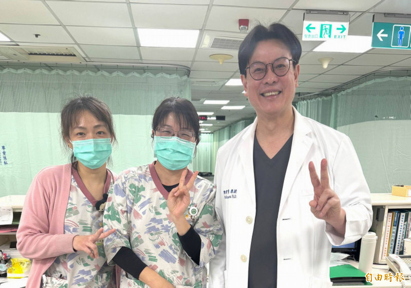 彰基總院長陳穆寬(右)在醫護人員眼中完全沒有架子。(資料照) 彰基總院長陳穆寬(右)在醫護人員眼中完全沒有架子。(資料照)