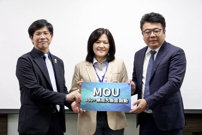 「鄰近健康」舉辦「健康台灣2030」論壇,啟動350+藥局大聯盟,衛福部主任秘書劉玉娟(中)肯定,服務更深入到民眾家裡的做法。(圖由鄰近健康提供) 「鄰近健康」舉辦「健康台灣2030」論壇,啟動350+藥局大聯盟,衛福部主任秘書劉玉娟(中)肯定,服務更深入到民眾家裡的做法。(圖由鄰近健康提供)