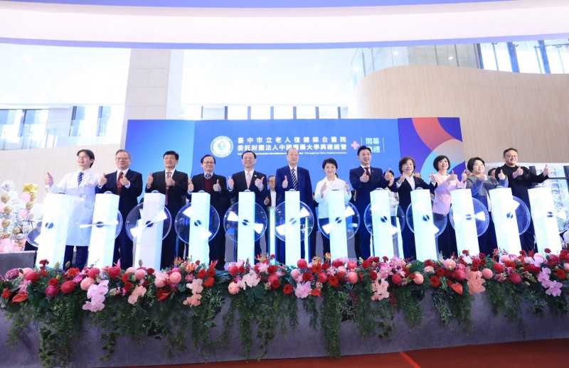 台中市立醫院今天開幕典禮,石崇良部長(左5起)、台中市長盧秀燕、中醫大醫療體系董事長蔡長海出席慶賀。(記者蔡淑媛攝) 台中市立醫院今天開幕典禮,石崇良部長(左5起)、台中市長盧秀燕、中醫大醫療體系董事長蔡長海出席慶賀。(記者蔡淑媛攝)
