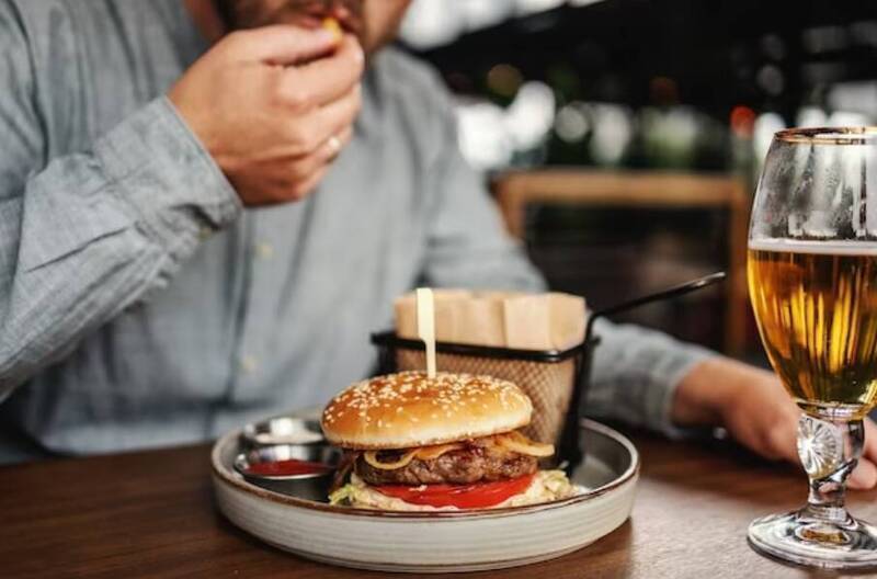哈佛大學最新基礎研究發現,高脂肪飲食會導致腸道產生的有益代謝產物大幅減少,進而影響肝臟對胰島素的反應;情境照,圖中人物與本文無關。(圖取自freepik) 哈佛大學最新基礎研究發現,高脂肪飲食會導致腸道產生的有益代謝產物大幅減少,進而影響肝臟對胰島素的反應;情境照,圖中人物與本文無關。(圖取自freepik)