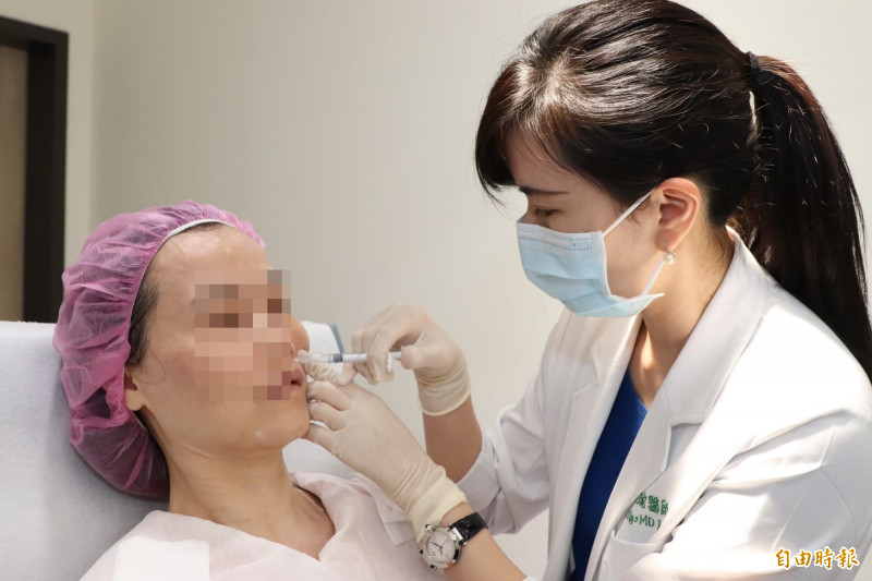 黃昭瑜主任提醒,水光針應該在專業皮膚科醫師的操作下,才能真正達到保養效果。(記者陳建志攝) 黃昭瑜主任提醒,水光針應該在專業皮膚科醫師的操作下,才能真正達到保養效果。(記者陳建志攝)