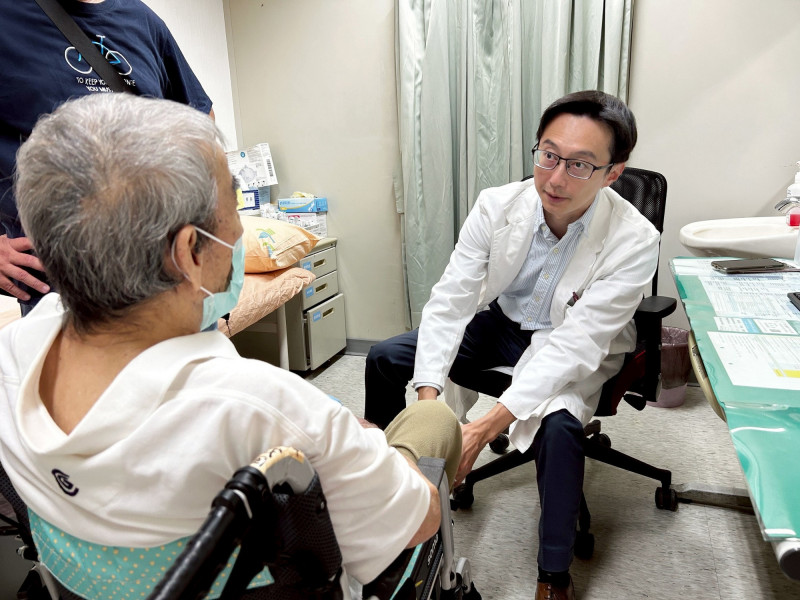 澄清醫院中港院區骨科醫師洪舜奕(右)說,銀髮長輩每一次跌倒都可能造成骨折。(澄清醫院中港院區提供) 澄清醫院中港院區骨科醫師洪舜奕(右)說,銀髮長輩每一次跌倒都可能造成骨折。(澄清醫院中港院區提供)